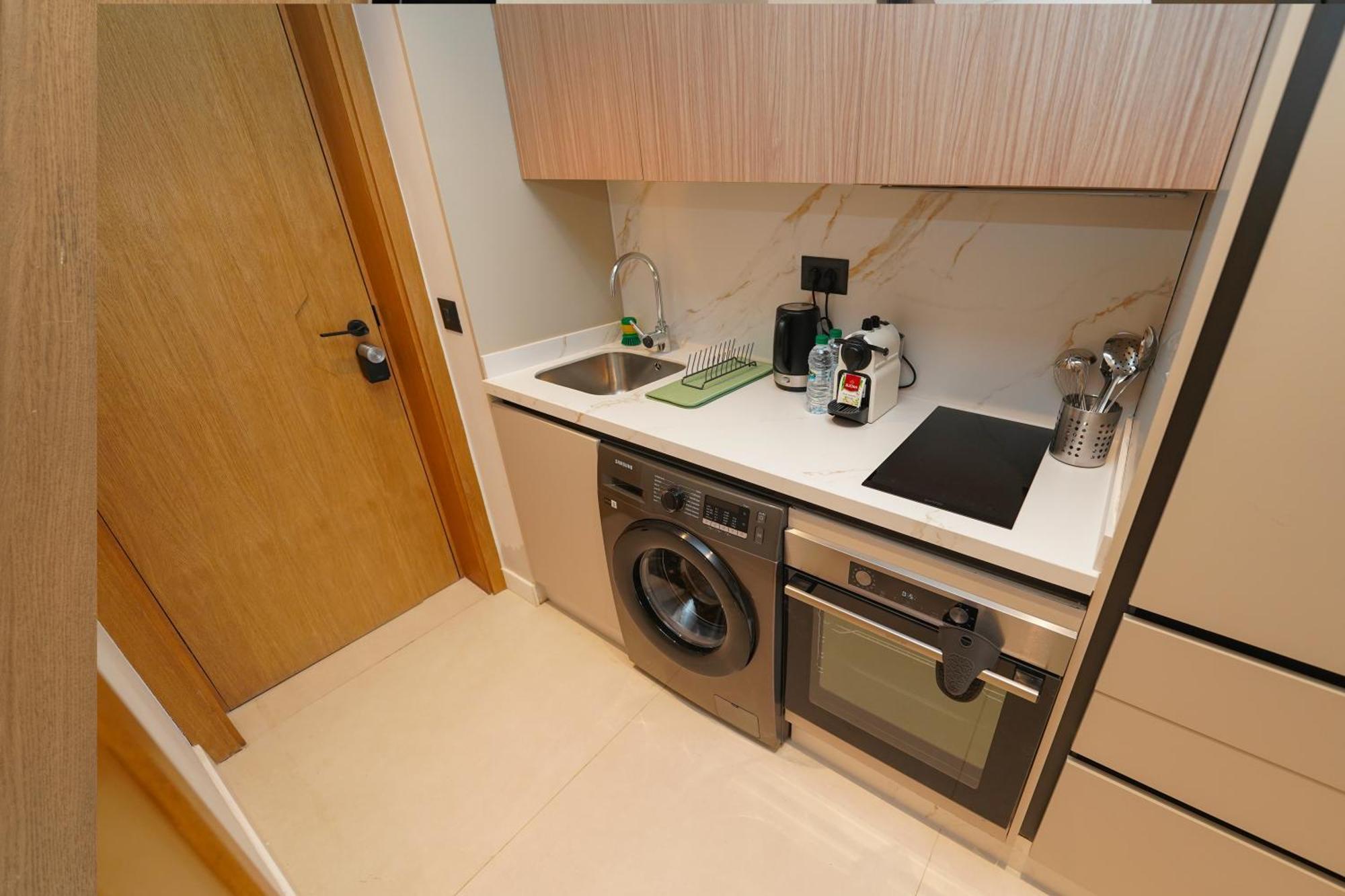 Modern With Balcony - Prime Location Apartment *