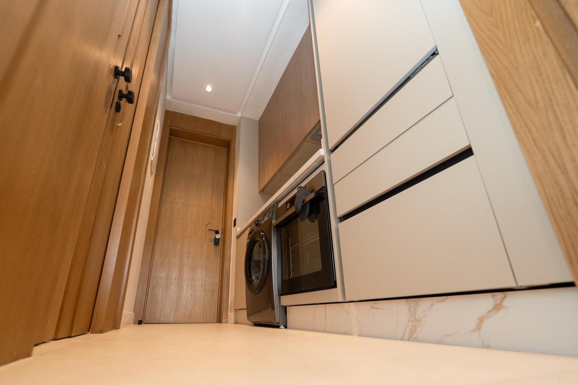 Modern With Balcony - Prime Location Apartment