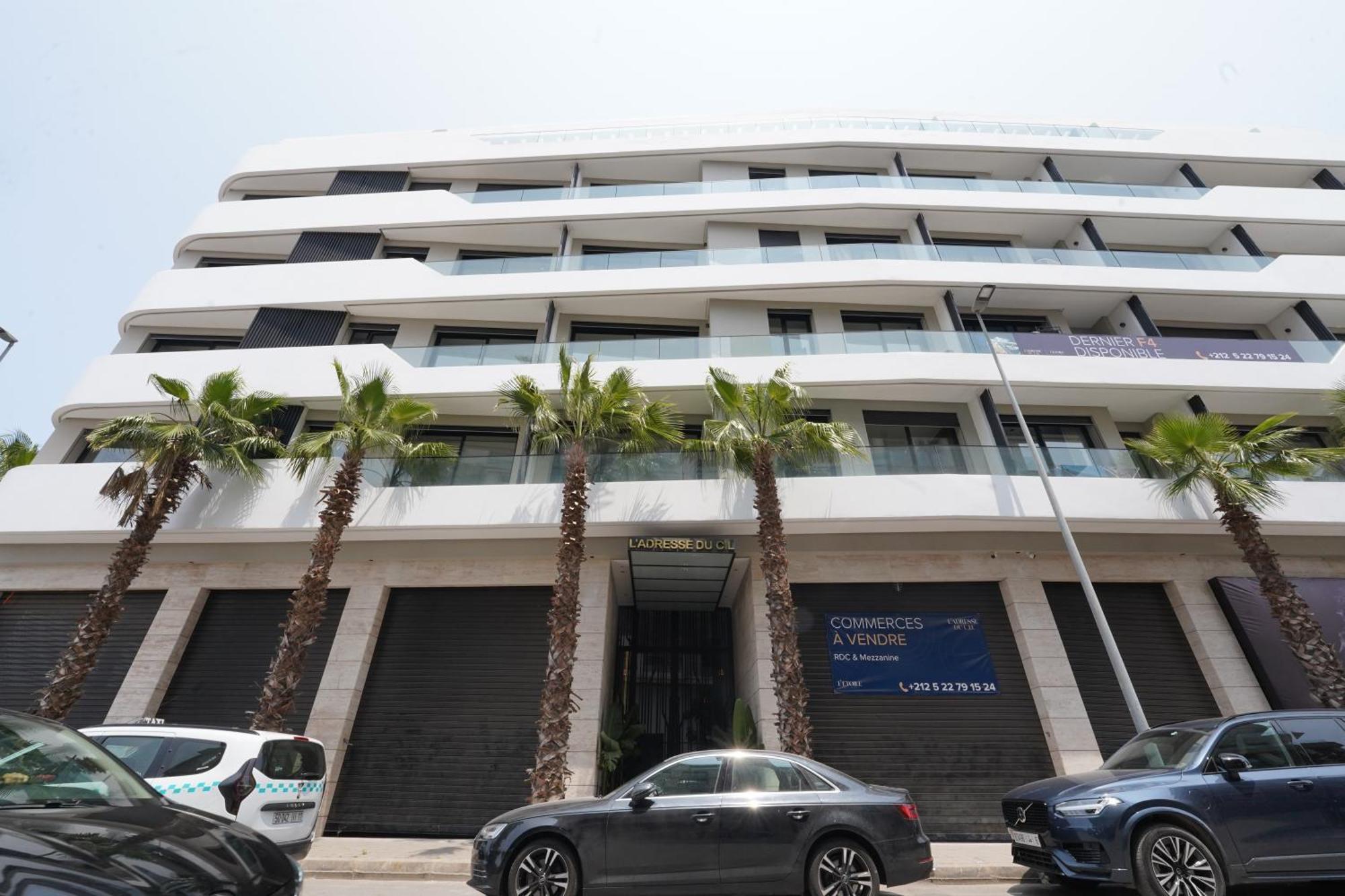 Modern With Balcony - Prime Location Apartment