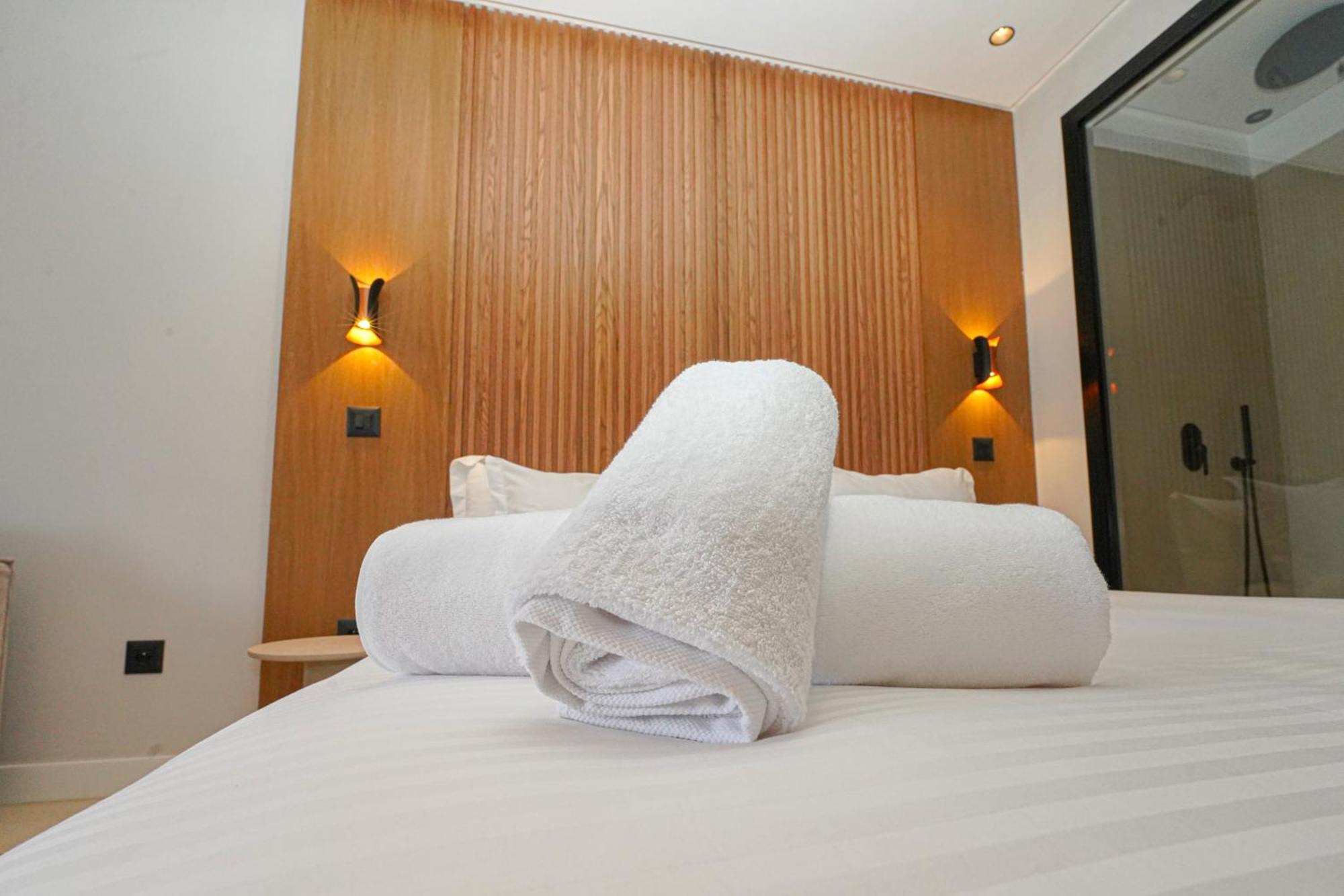 Modern With Balcony - Prime Location Apartment *